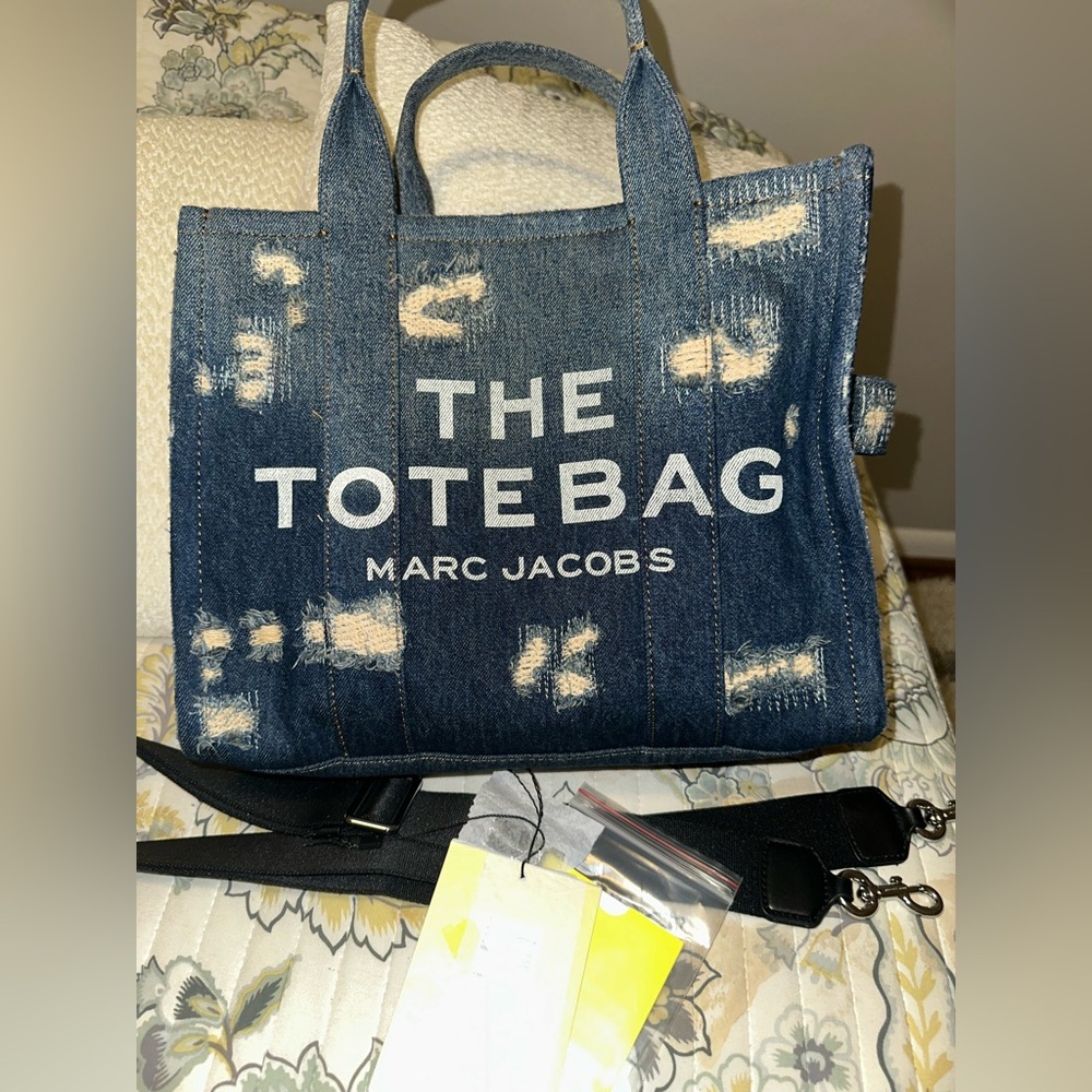 Marc Jacobs THE RIP
AND REPAIR DENIM MEDIUM TOTE BAG